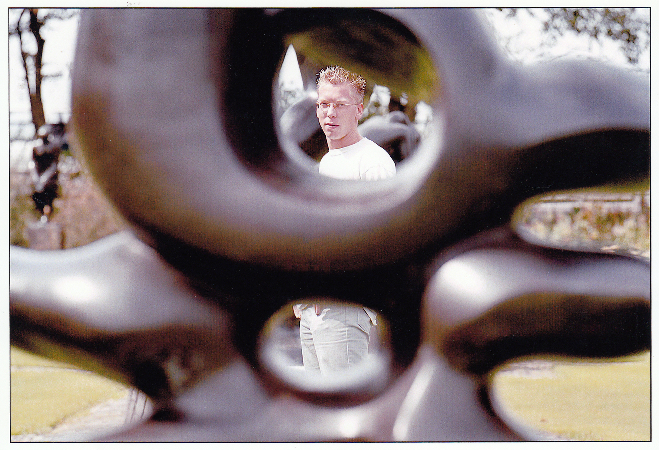 Marc bij een beeld van Nic Jonk in het jaar 2000