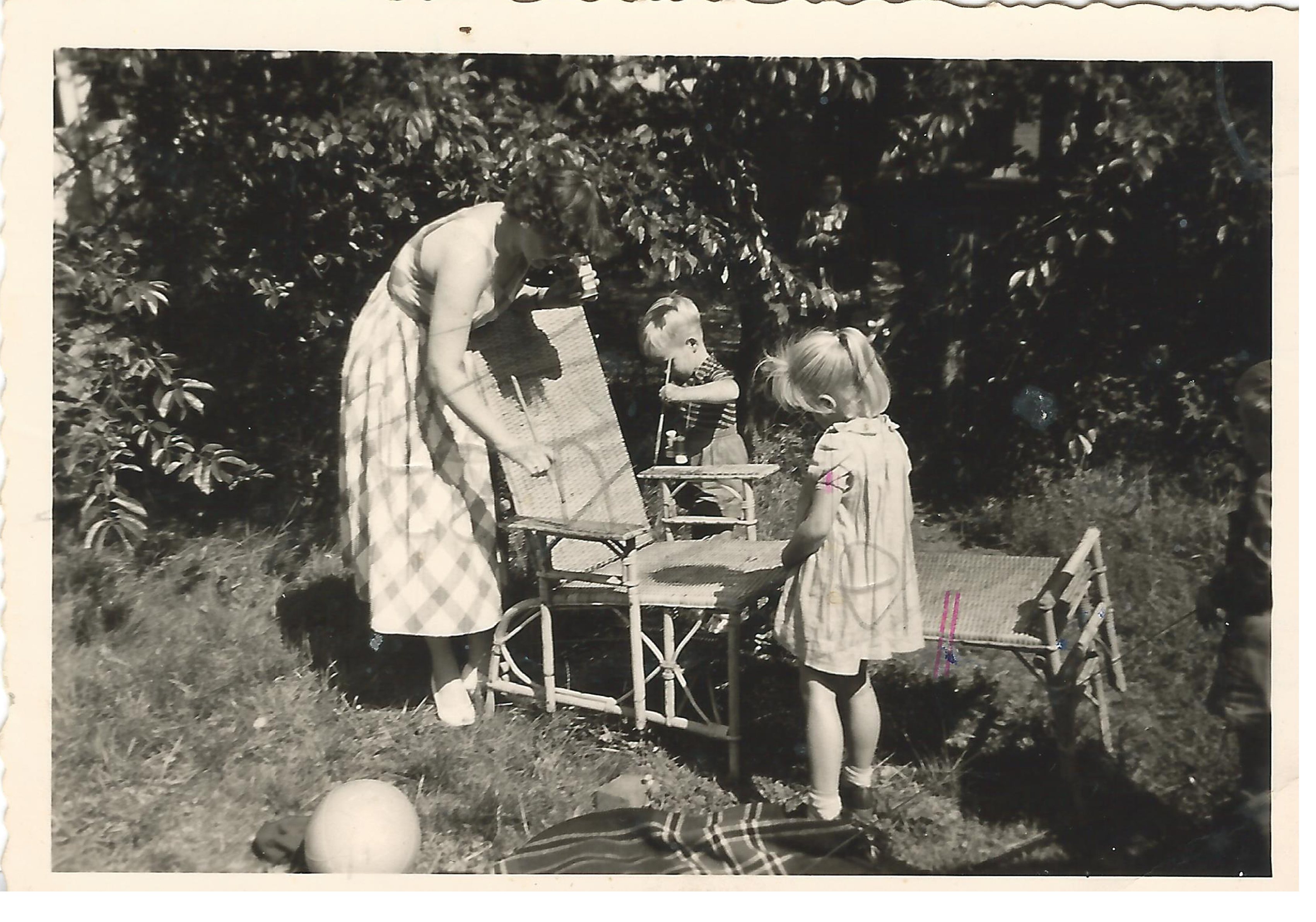 Samen met Elly de stoel lakken van oom Matthieu