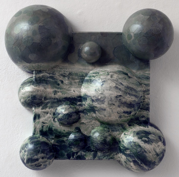 'Mickey Mouse Is Drowning', 50 x 50 x 12 cm. Sculptuur, collage, mixed media. 2017. Collectie kunstenaar