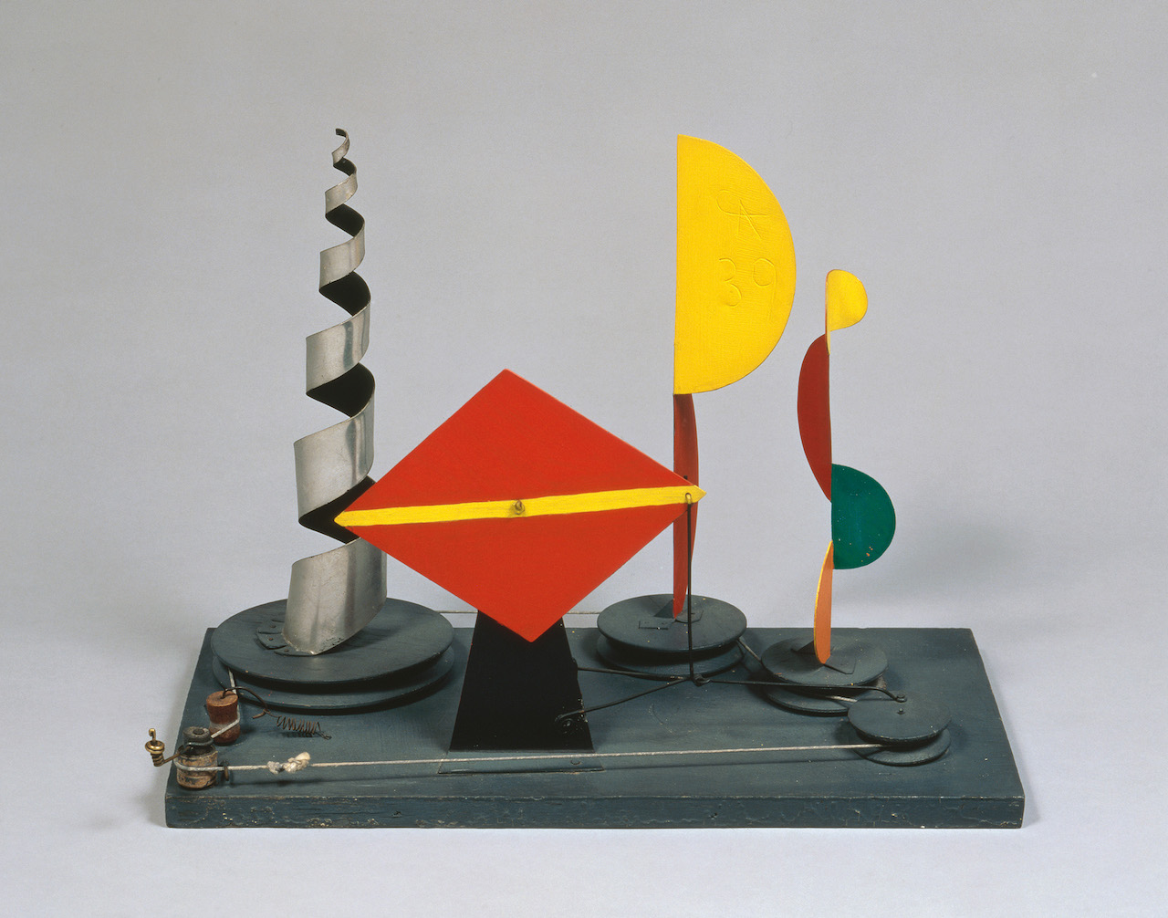 Alexander Calder, Untitled (maquette for 1939 New York World’s Fair), 1938. © 2021 Calder Foundation, New York/Artists Rights Society (ARS), New York/Pictoright, Amsterdam