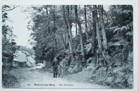 Ansichtkaart ‘rue Daubigny, Auvers-sur-Oise’ waarop het schilderij ‘Boomwortels’ (1890) van Van Gogh werd herkend, 1900-1910, ©arthénon